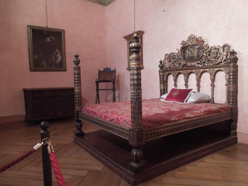 Castel Sant'Angelo: skip the line guided tour - tiered price - Meeting the Guide: The Last Angel Statue Clue