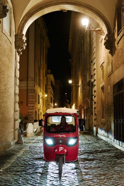 E-Tuk Tour: Rome by Night - Piazza del Popolo: quick sights with a calmer vibe