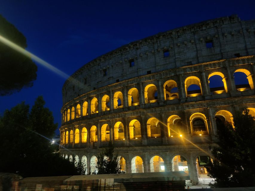 Elegant Rome by night tour and dinner in a local restaurant - Dinner stop in the center of Rome near the Vatican