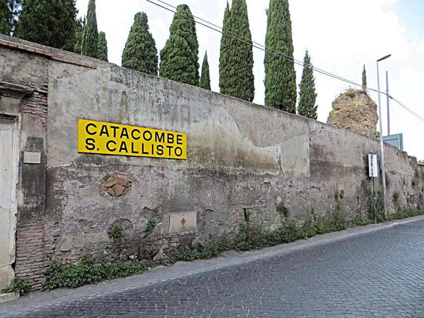 Express guided tour of the Catacombs with transfer - San Callisto Catacombs: what this guided route feels like underground