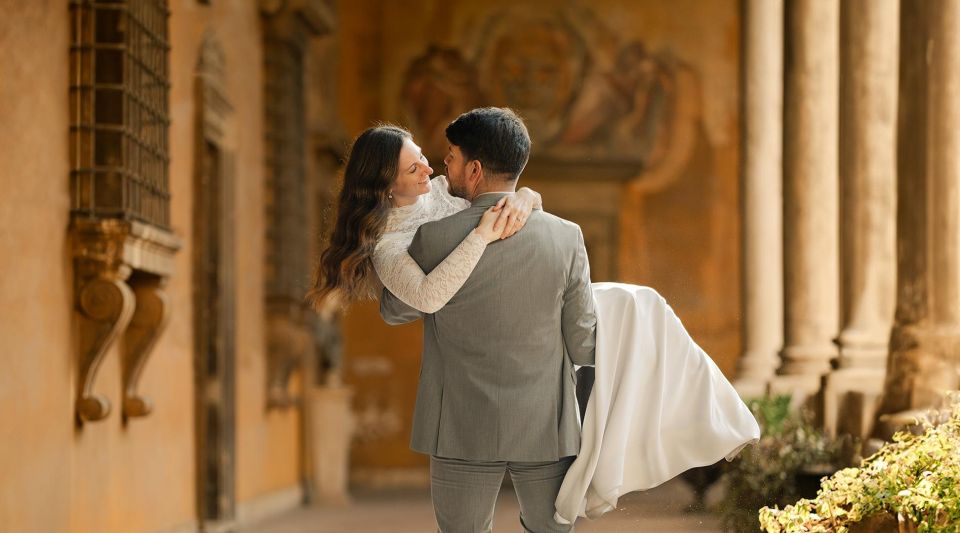 Photoshoot in Rome for couples - The Colosseum stop: how to make it look cinematic
