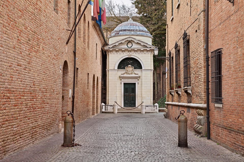 Ravenna: Private City Top Sights and Monuments Walking Tour - Getting your bearings at Piazza del Popolo