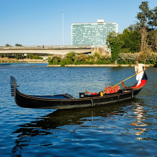Roma: The one and only Roma Gondola tours on the lake! - Driver and Group Vibe: Private, Italian-Led, and Photo-Friendly