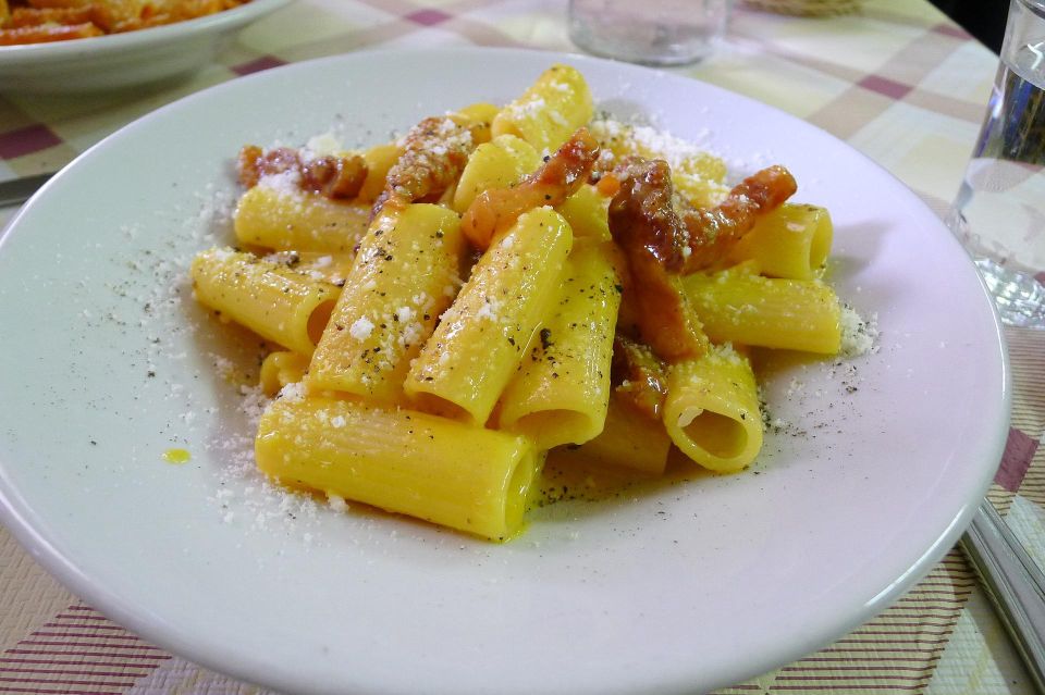 Rome: Food and Wine Tour, Trastevere and Jewish Ghetto - Wine pause in a historic tavern setting