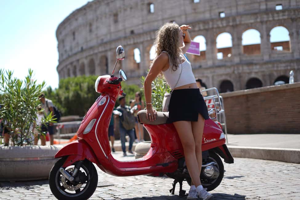 Rome: Night Photo Tour by Vespa with Aperol Spritz - Colosseum photo stops twice: why timing matters